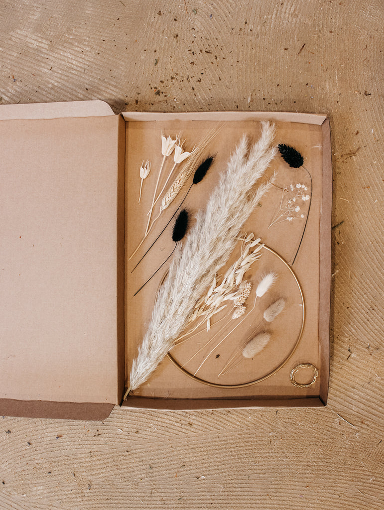 Flowermail - DIY droogbloemen krans - Brievenbus bloemen - Droogbloemen brievenbuspost