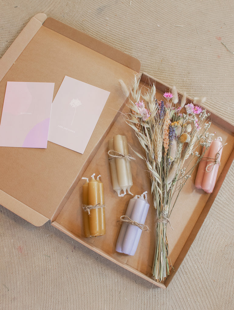 Flowermail - Full of love - Paars roze klein vrolijk droogbloemen boeketje- Brievenbus droogbloemen - Cadeaus