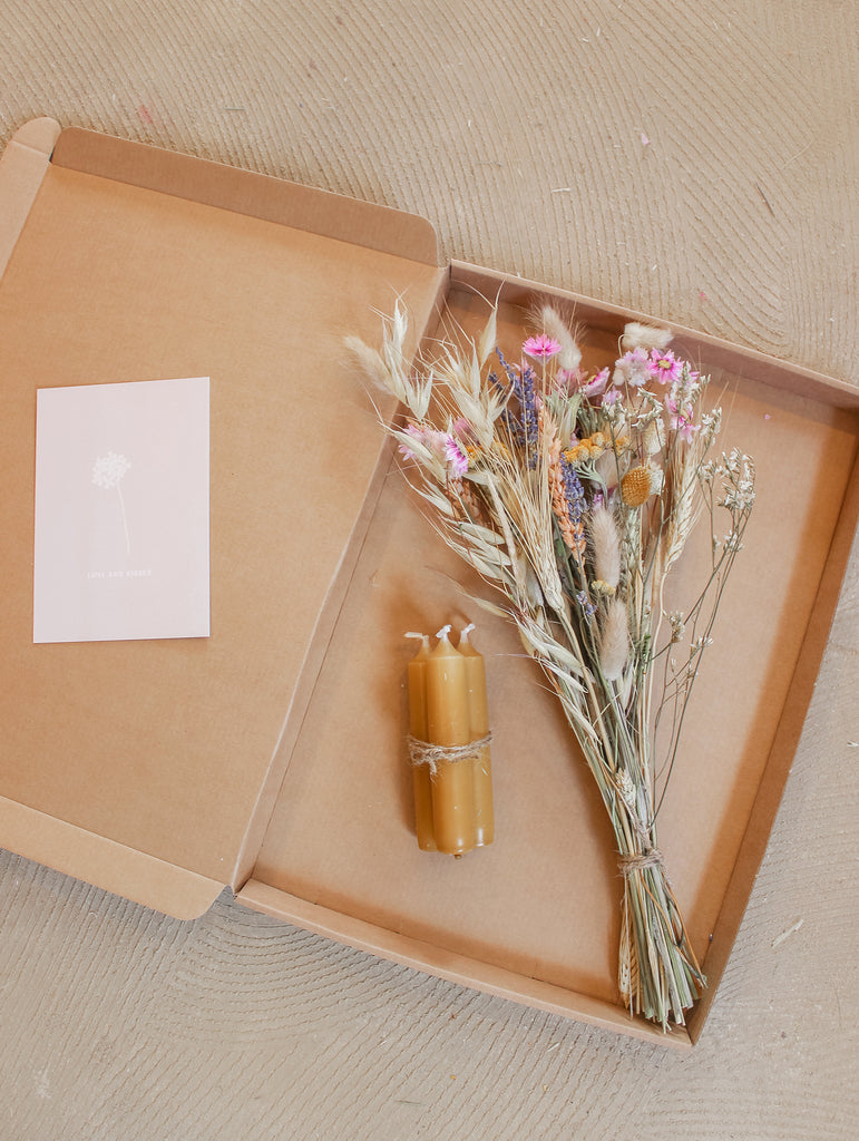 Flowermail - Full of love - Paars roze klein vrolijk droogbloemen boeketje- Brievenbus droogbloemen - Cadeaus