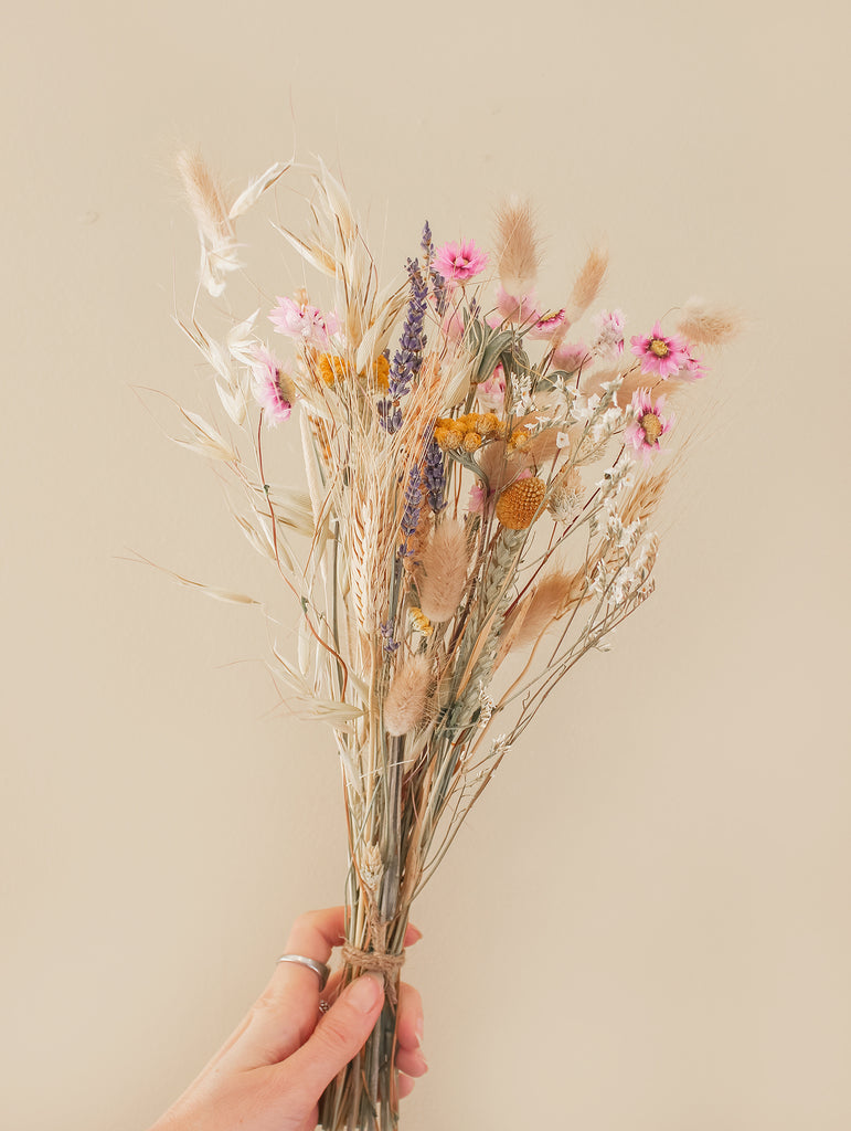 Flowermail - Full of love - Paars roze klein vrolijk droogbloemen boeketje- Brievenbus droogbloemen - Cadeaus