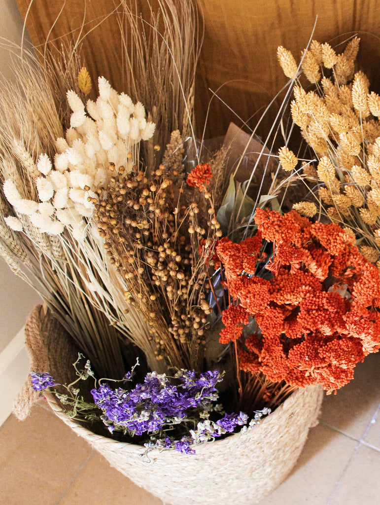 Gedroogde bos Phalaris - gebleekt - droogbloemen neutrals - fts atelier - flowers to stay mand met bloemen