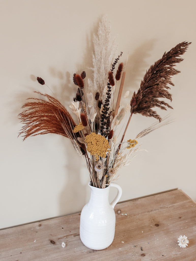 Droogbloemen boeket in vaas bruin 