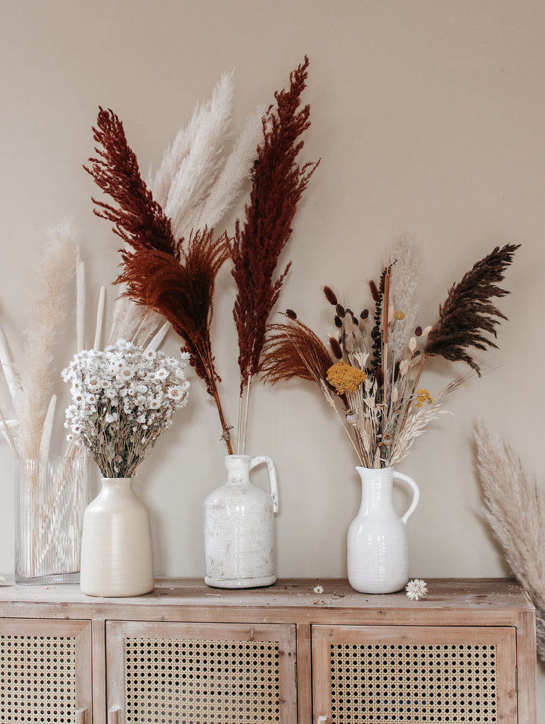 Droogbloemen boeket in vaas bruin 