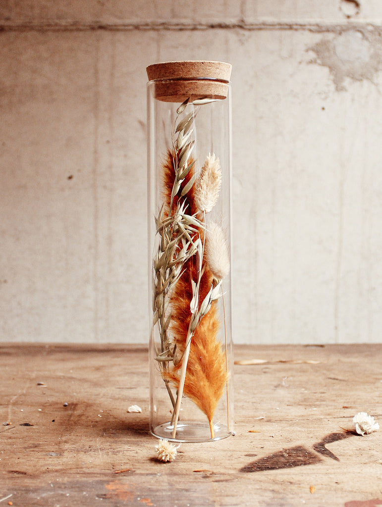 Droogbloemen in glas met een dop van kurk - oranje